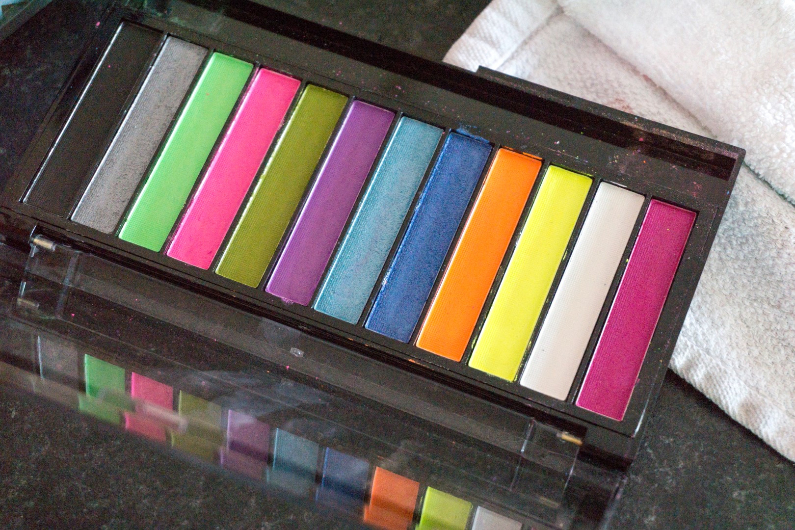 UV reactive eye shadow&nbsp;