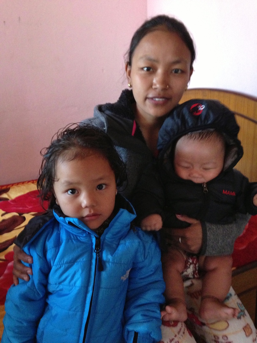 Menuka Gurung mit ihren Kindern im Alter von ein und drei Jahren