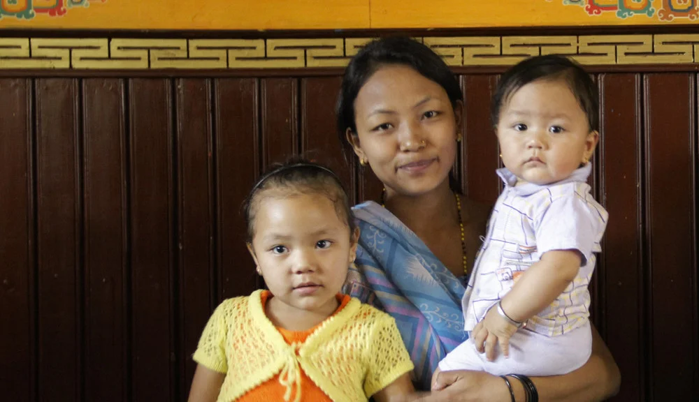 Menuka Gurung mit den Kindern Kindern Alisma (5) und Abin (1)