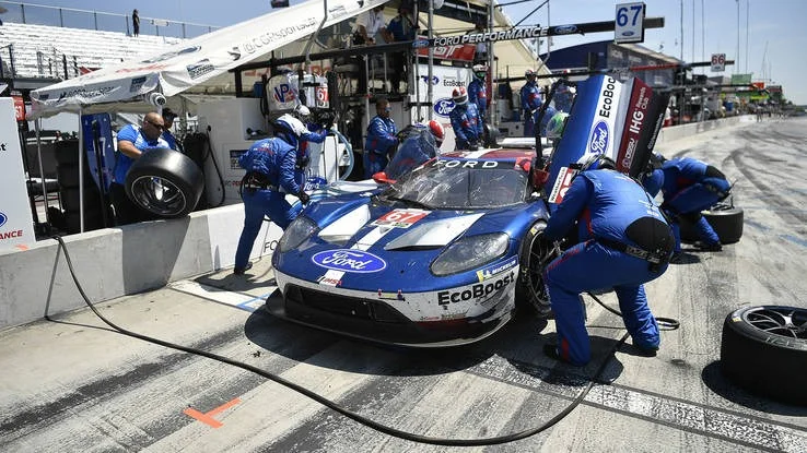 # 67 - 2018 Mosport winning pit stop.jpg