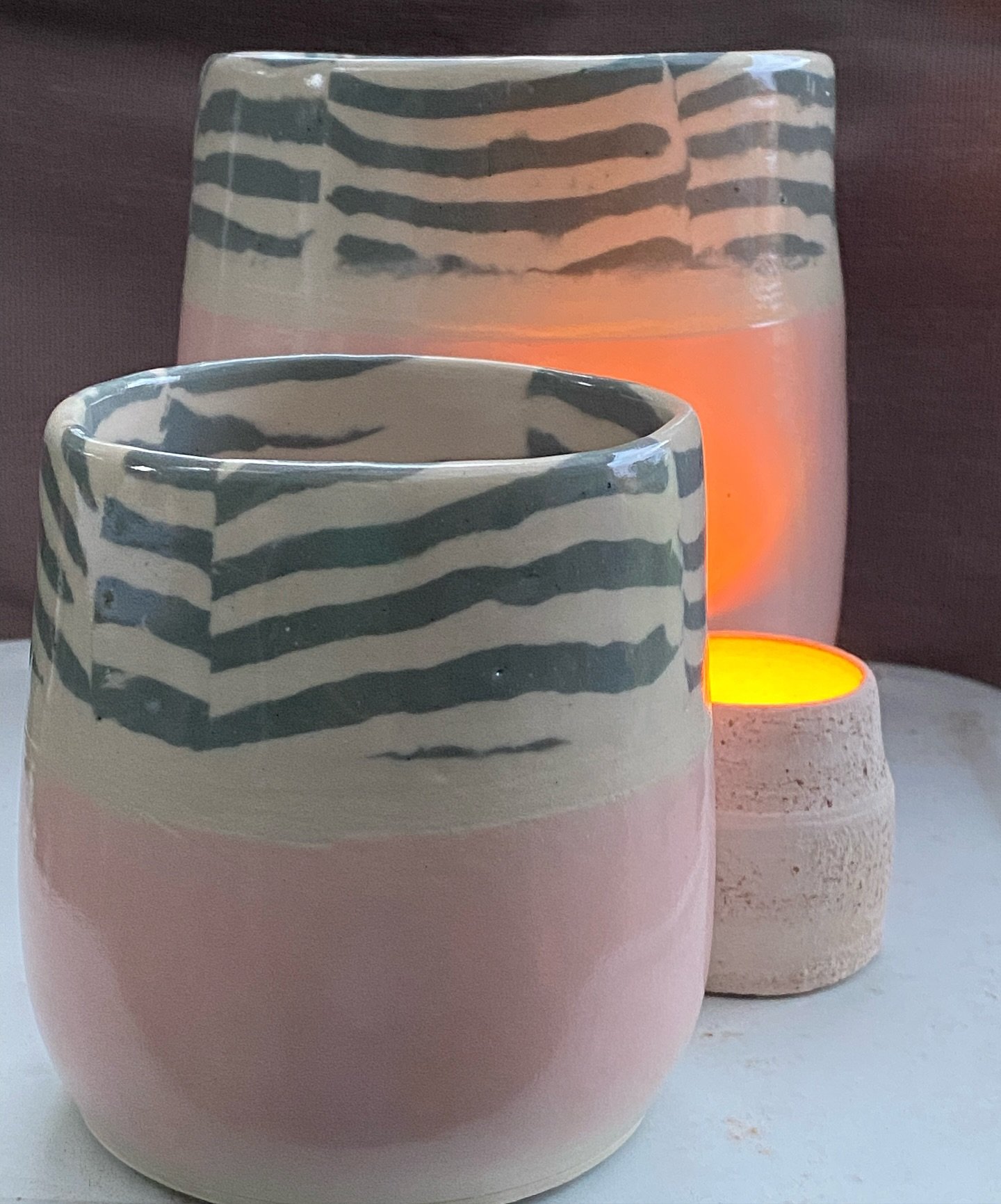 This time of the year! When my studio starts  having a spring collection # SPRINK IS HERE! And is pink and more pink -Nerikomi stripe and pink stoneware vases #becauseissprink #homedeco #pinkandstripes #vases #alfareras #pottery #amayacer&aacute;mica