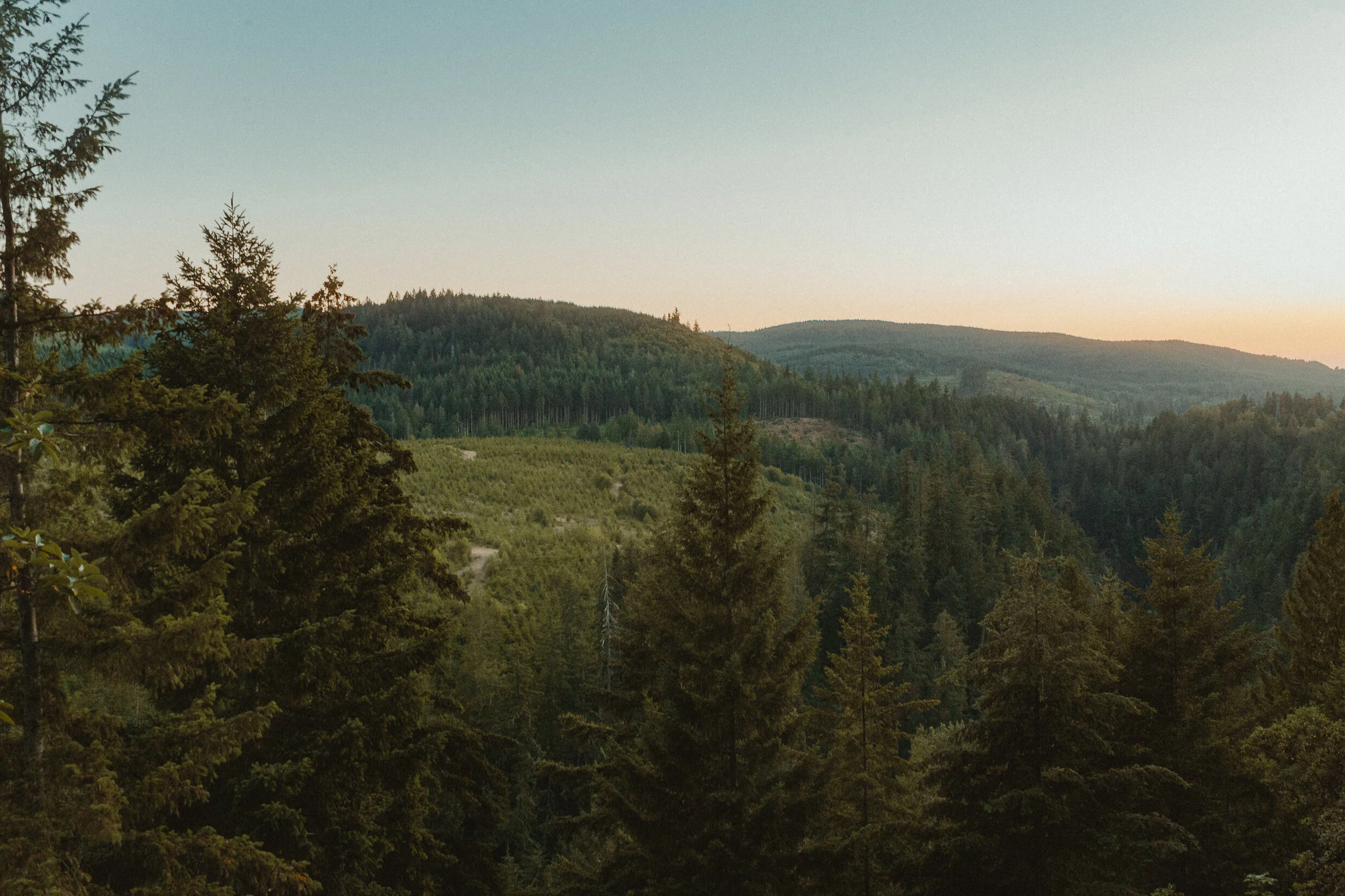 pnw scenery adventure portrait session
