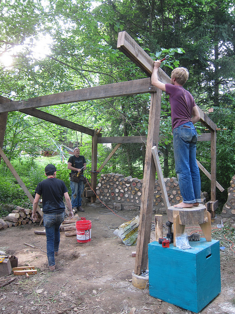 Erection of the roof structure (photo by Sara Black)