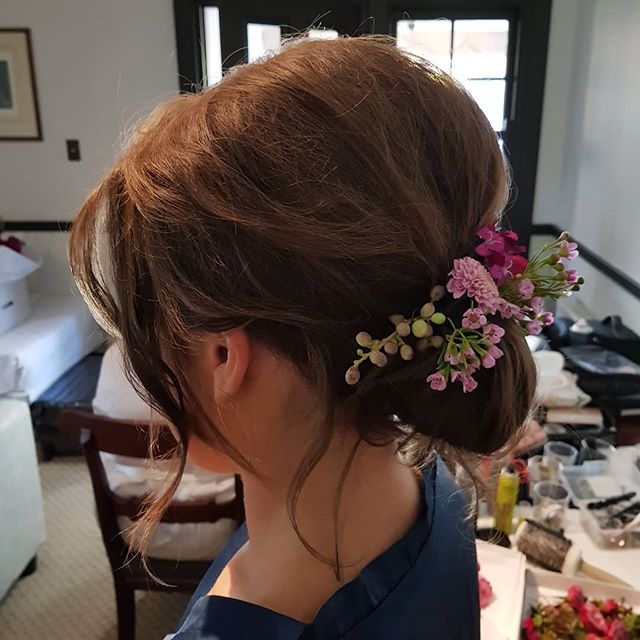 Nice basic 'Rustic' style for bridesmaid hair ✅
.
.
.
.

Note to self , a blank wall is always a winner backdrop👍 ...not a thousand bobby pins and hair spray ❎ 😶😁