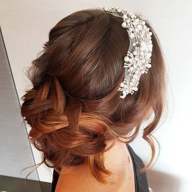 Braids and a bit of romance with this soft style 😍
By Vanessa |@thebridalhairco during @kykhair bridal bootcamp.👰🤴