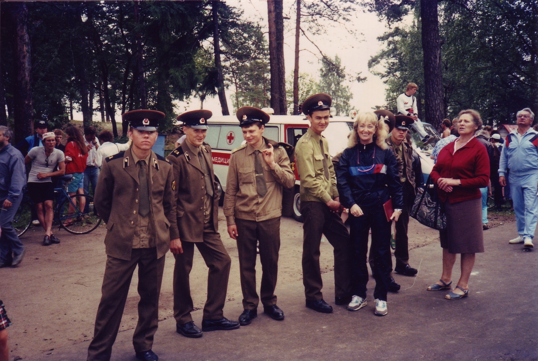  Lynn Van Dove with Soviet soldiers at the site of the Zelenogorsk triathlon, 1990. 