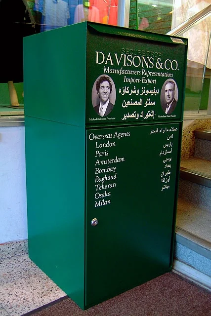 The company initially functioned somewhat symbolically as a drop box. Then in 2005 it took the form of a full-fledged packaging center and sorting facility. Members of the Iraqi diaspora community and interested citizens were invited to send objects and goods of their choice, to be shipped free of charge to recipients in Iraq, an exceptional offer at a time when the shipping and trade infrastructure in the country had completely collapsed on account of the war.