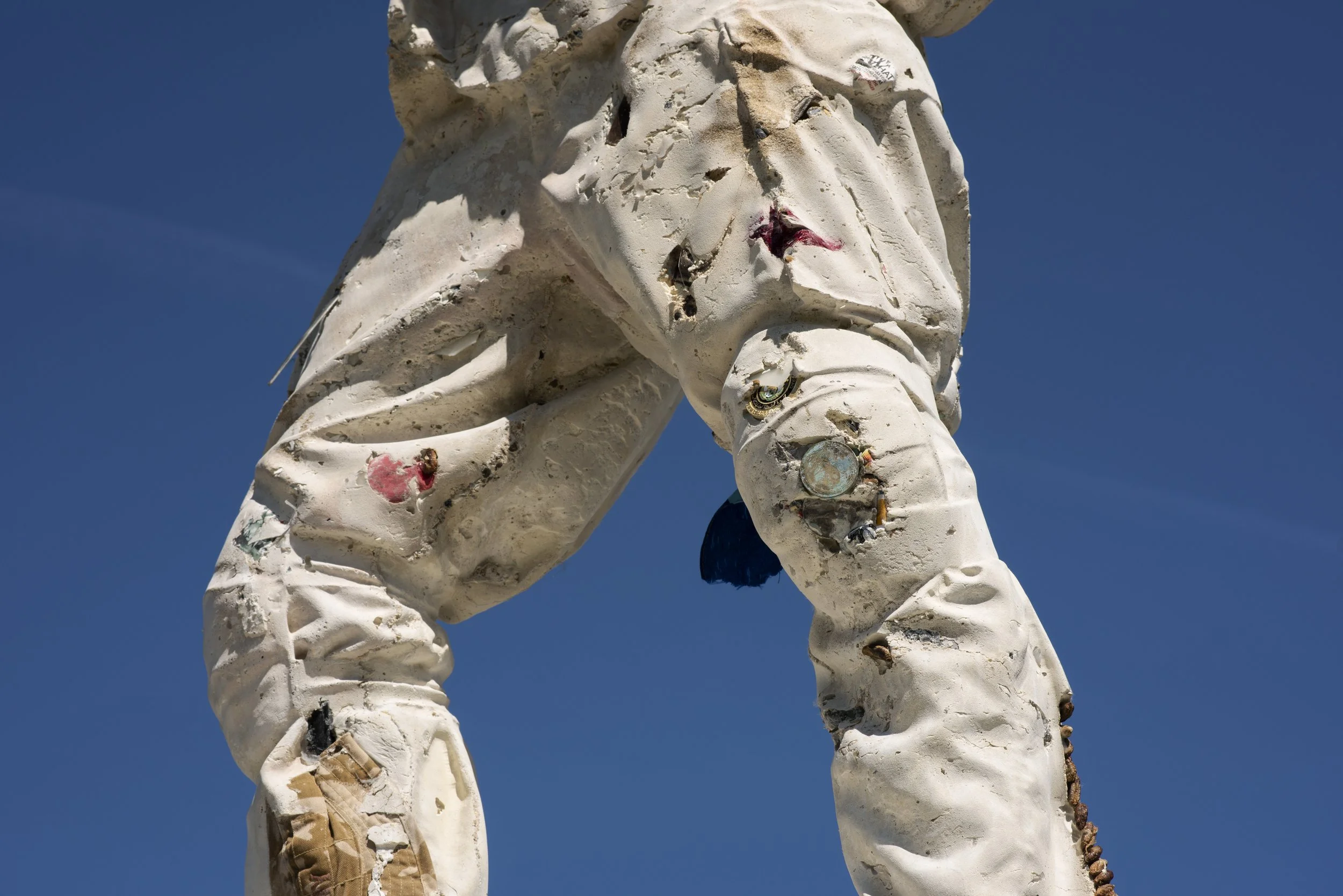 Just as a sharp vein in stone is the document of geological cataclysms and traumas, the sculpture’s aggregate acts as a new type of sedimentary stone, forming around the objects, revealing them here and there, peeking out like fossils. 