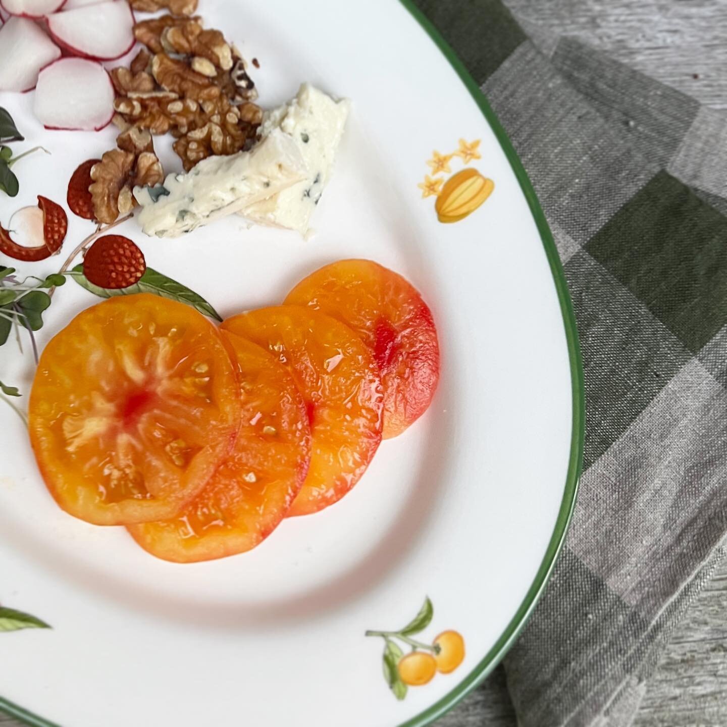 What&rsquo;s on the 8KNOTS TABLE for dinner tonight: the most gorgeous orange tomatoes from @islandtimefarm 😋