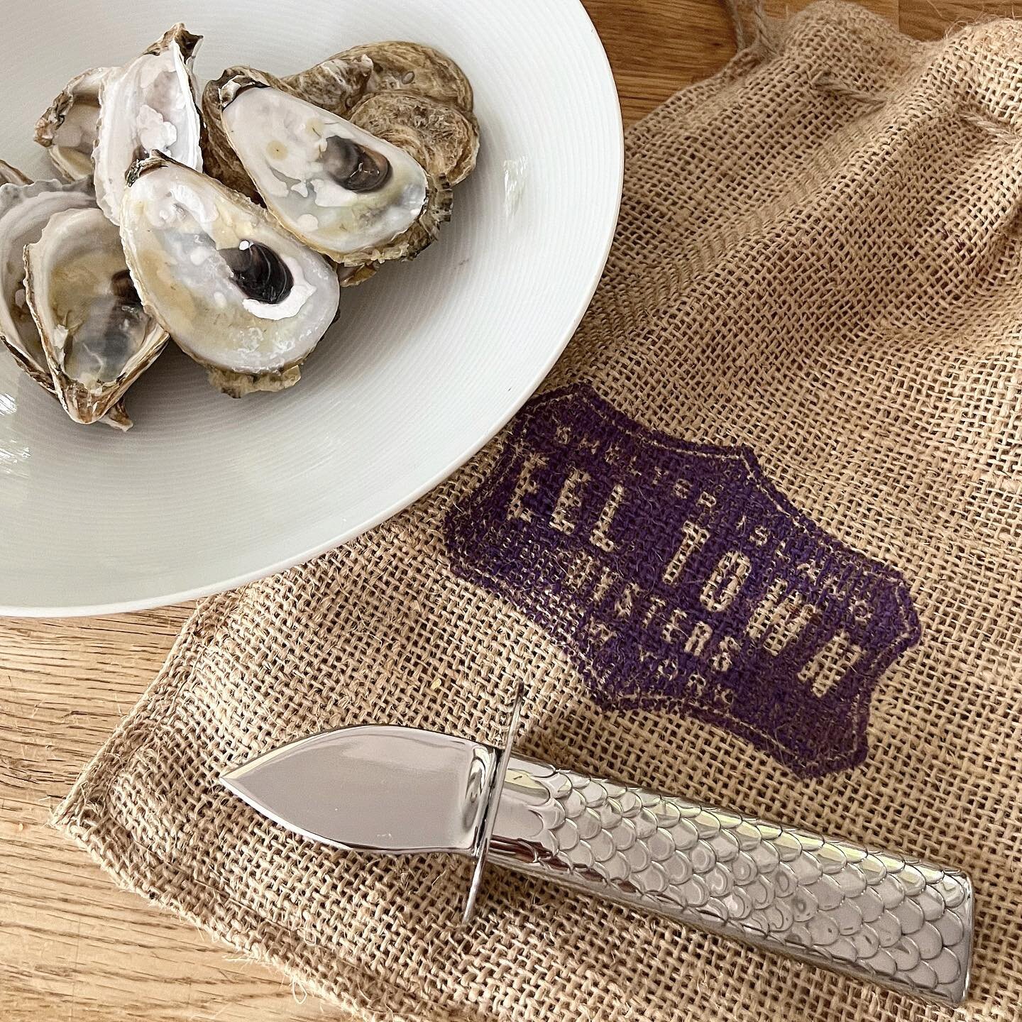 the beautiful remains of the day: the sublime gift of fresh local #oysters from our #shelterisland friends at @eeltownoysters 🦪 ➕ the exquisite @alessi_official COLOMBINA FISH oyster knife, deigned by Doriana e Massimiliano, designed with the advice