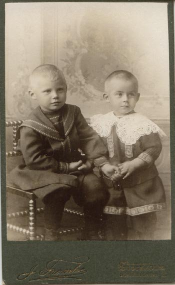 #104897, owned by Fjällsjö Hembygdsförening, Backe (According to the text on the back of the card, these are Harry Söderman, 4 years old and Herbert Söderman, 2 years old).jpg