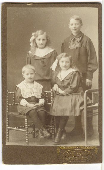 # 100555 owned by Thomas Dahl, Mariestad, Unknown children 1913.jpg
