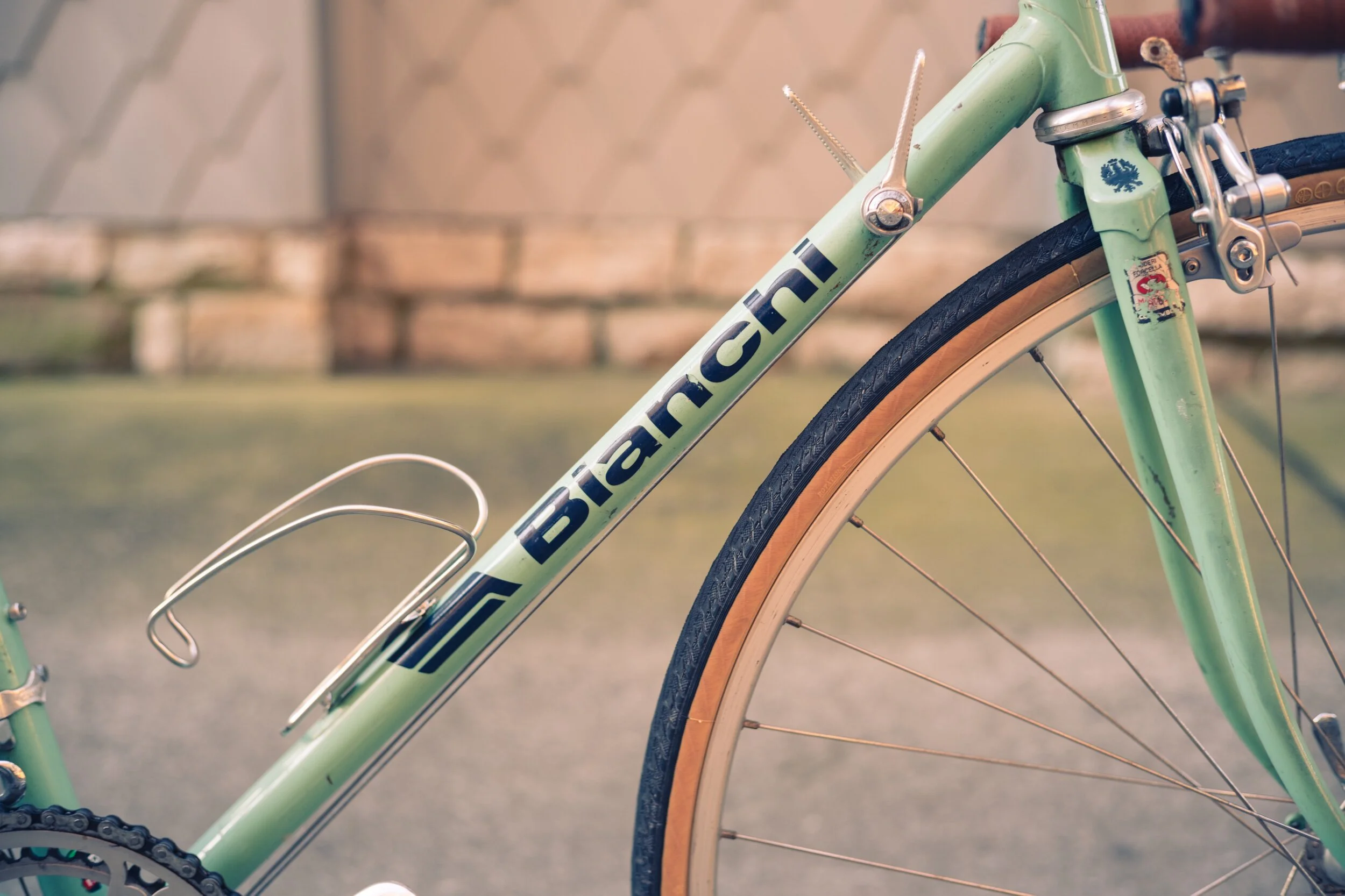 I love the feel of this bike and I love the looks even better. Peeling decals and all.