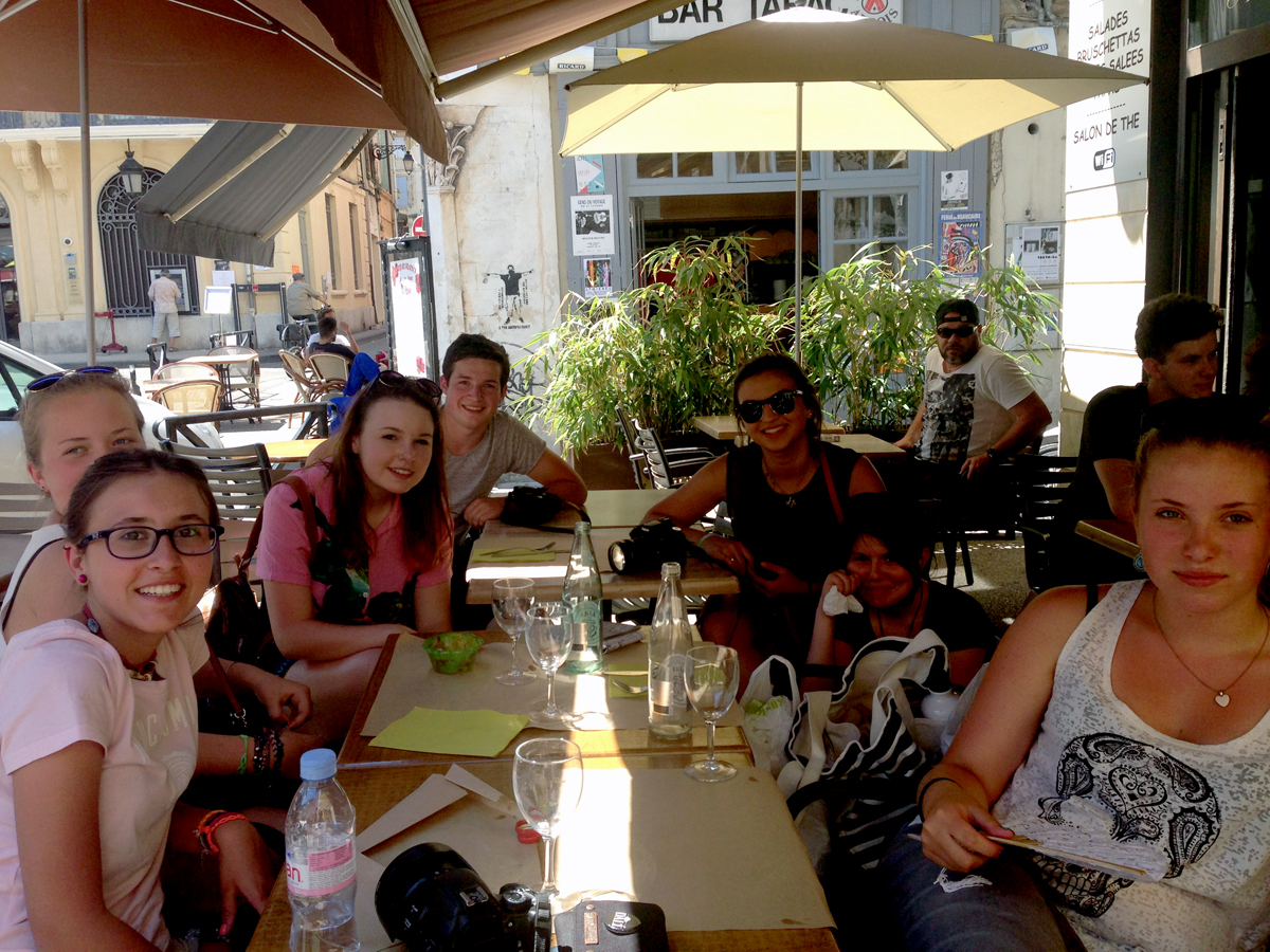 Students enjoying lunch and beautiful weather on the Arles excursion