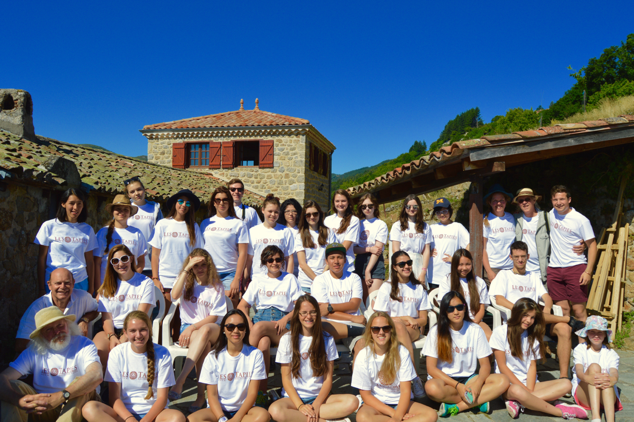 Students and staff pose in their new Les Tapies t-shirts for a group photograph