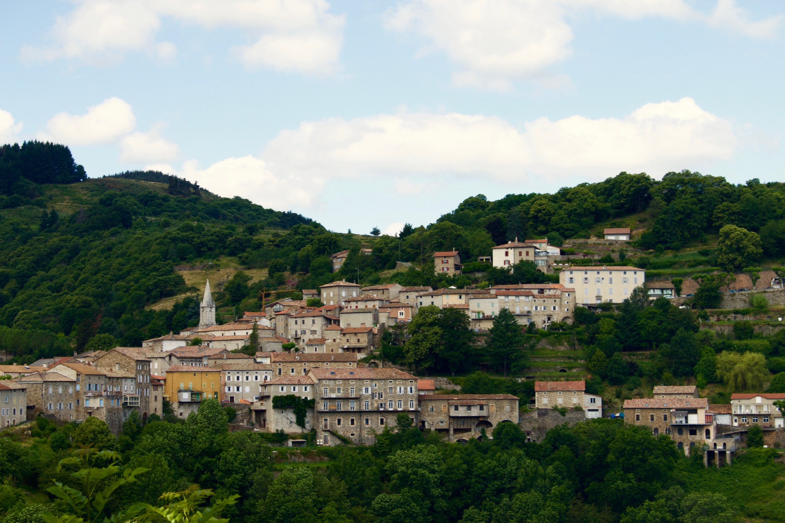 After 30 minutes of walking, the students reached the gorgeous Saint-Pierreville. 