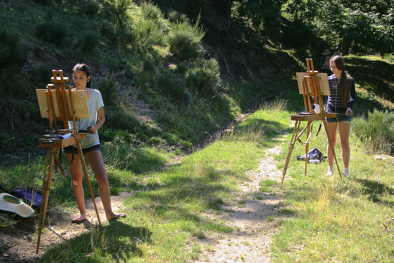  painting students working in the landscape at les tapies 