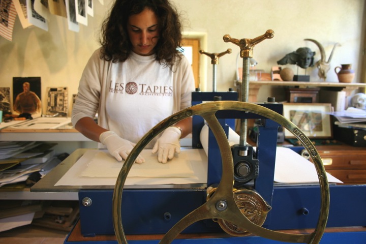  printmaking student at les tapies summer programs for art and architecture 