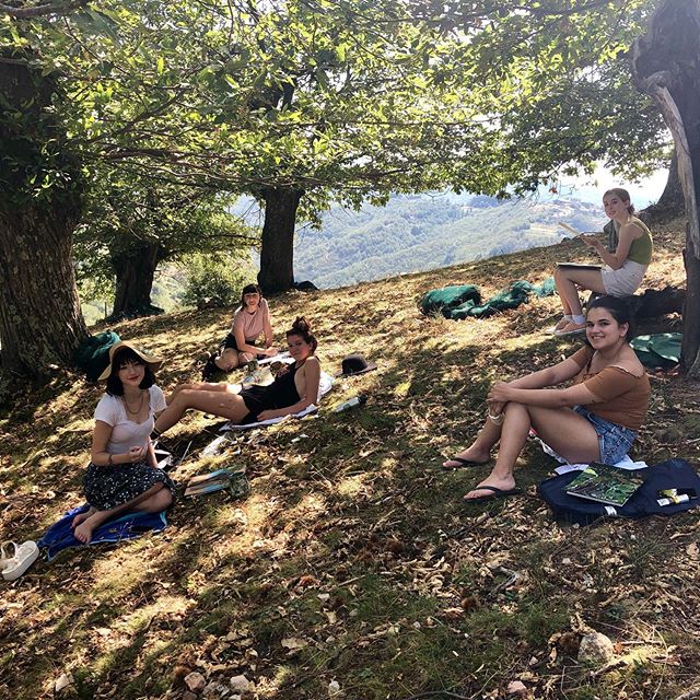 Beating the heat in the shade of the chestnut grove - plein air painting at its best! #lestapies #pleinair #chestnuttrees #acrylicpainting #summerartprogram #artadventure #hiking