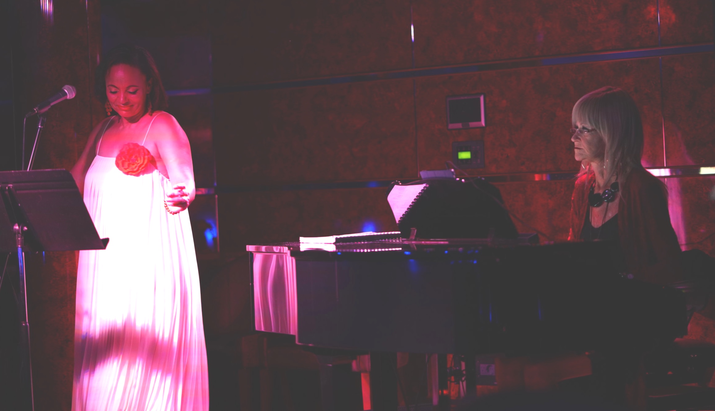 The wonderful Esther and Chantal entertaining us with awesome live jazz and blues in Silver Note.