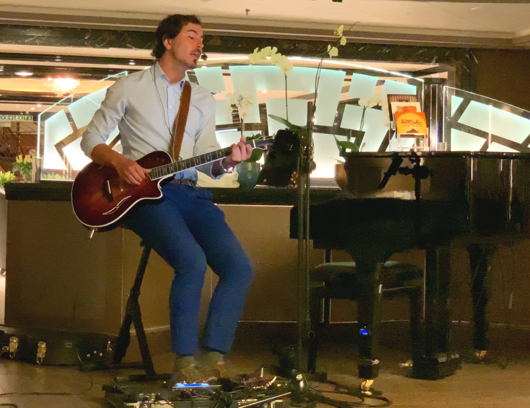 The talented guitarist in the Dolce Vita lounge.