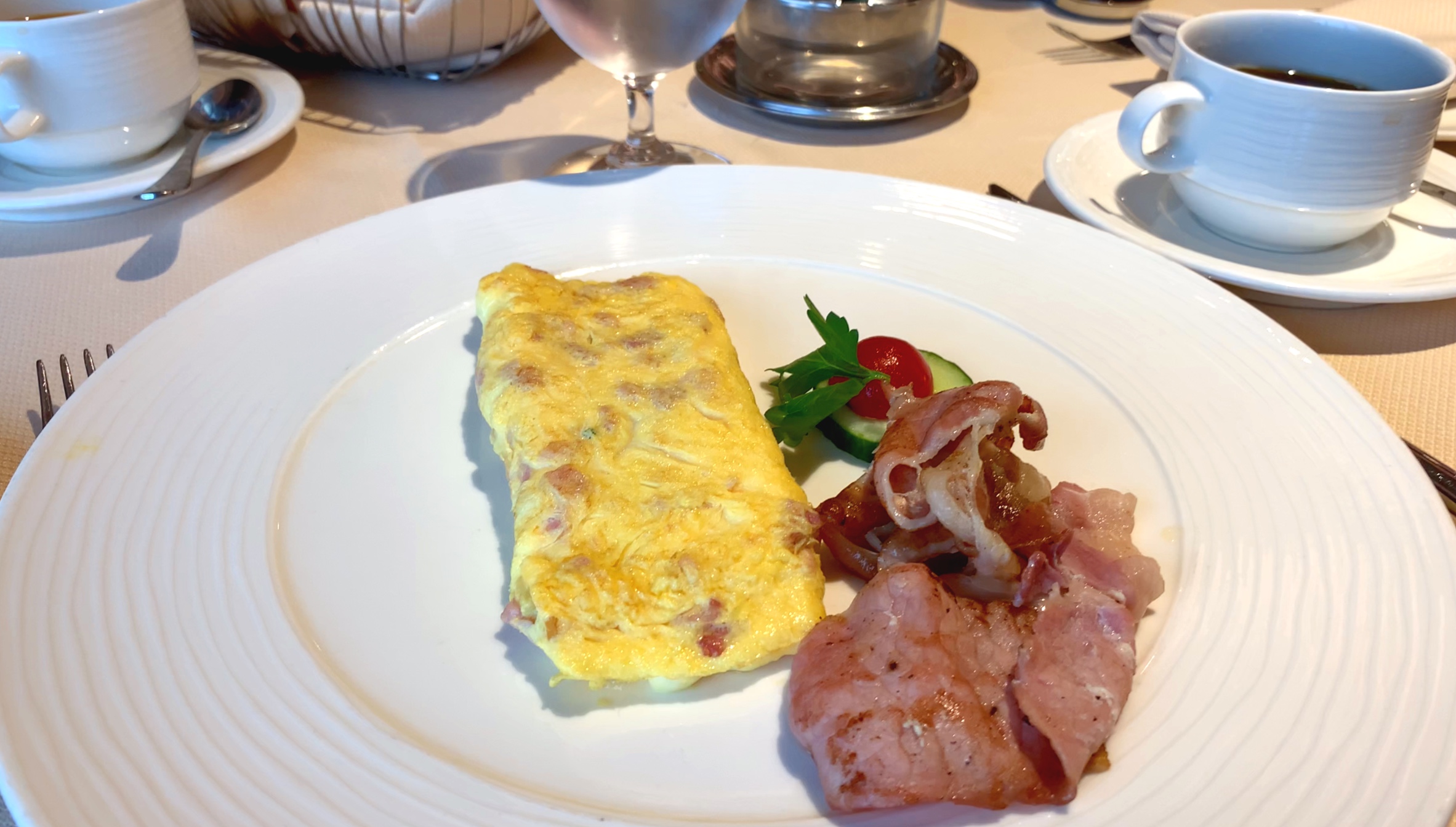 Atlantide omelet and bacon.