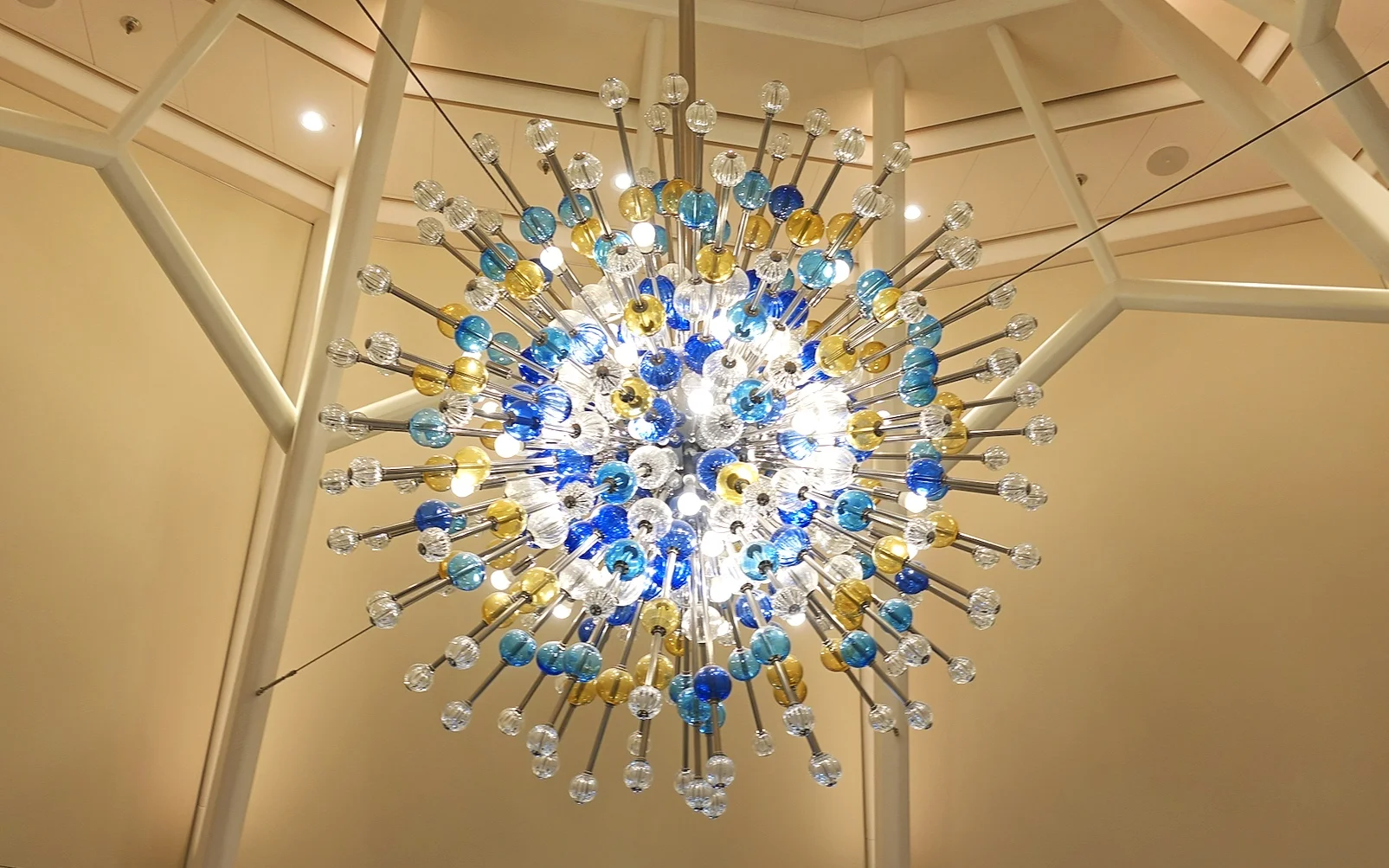 The beautiful centre piece chandelier.