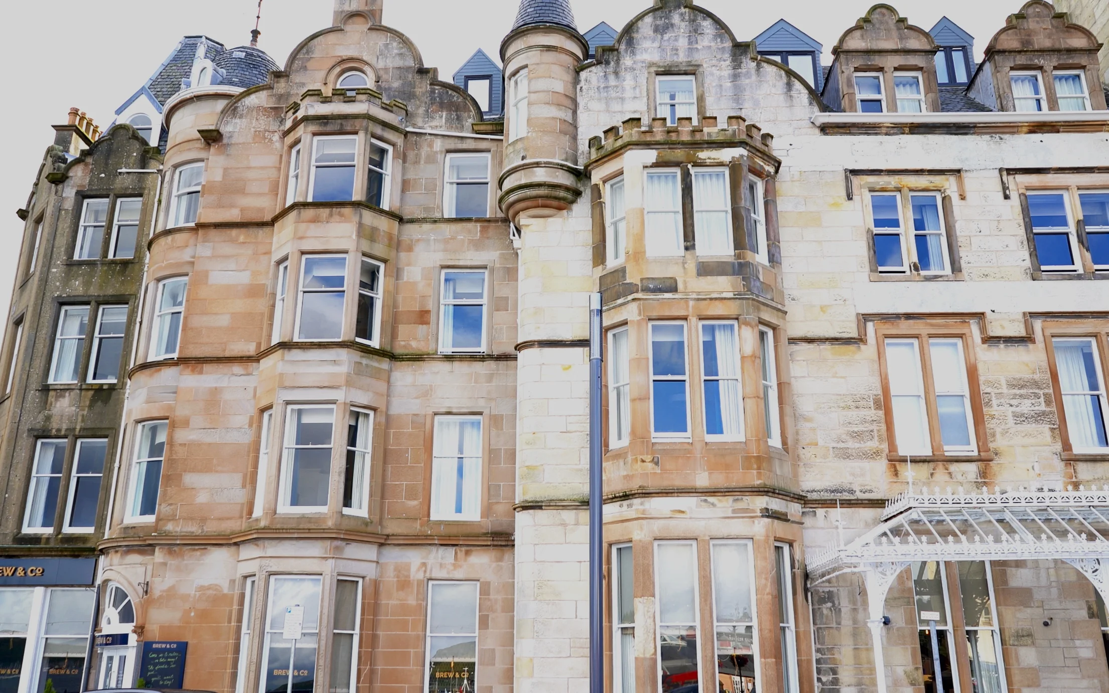 The outside of the Perle Oban with the lovely little hotel bars seperate entrance in the bottom left hand corner.