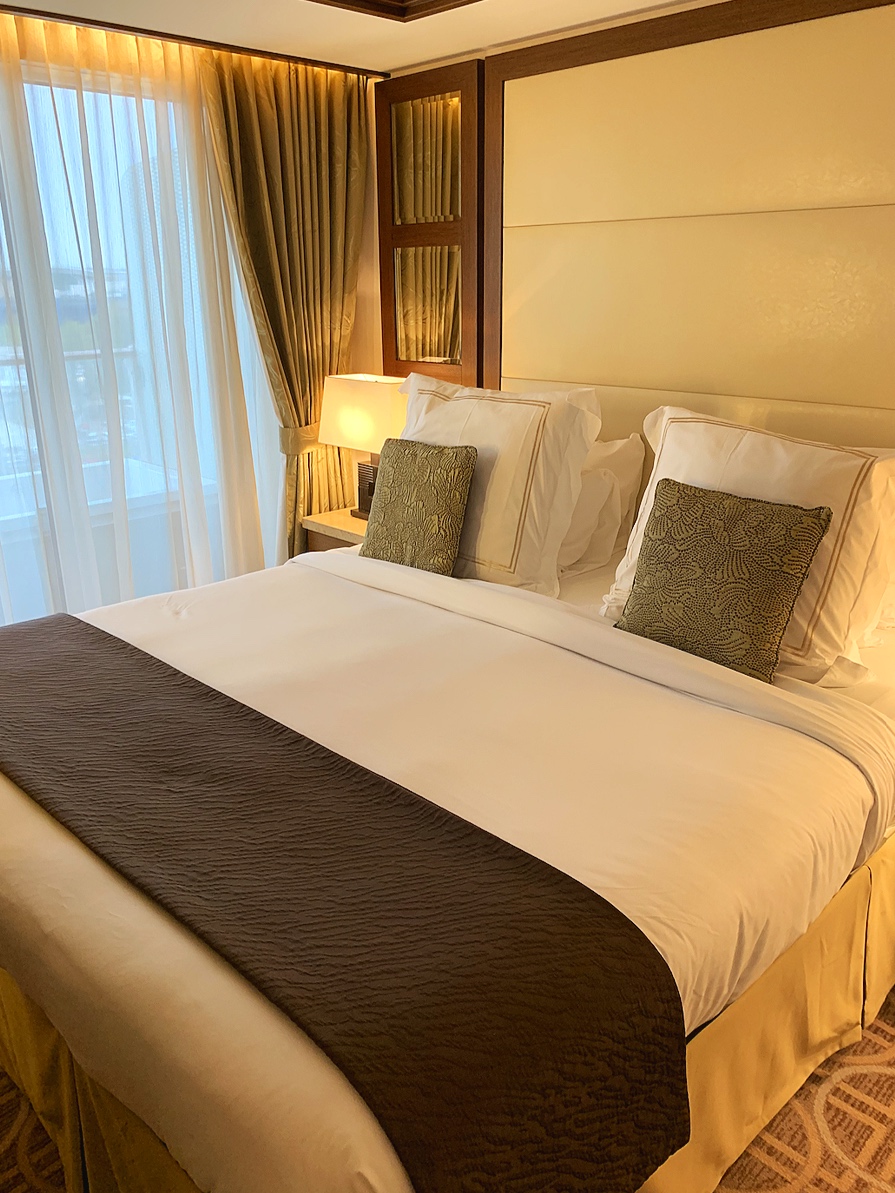 Royal suite bed