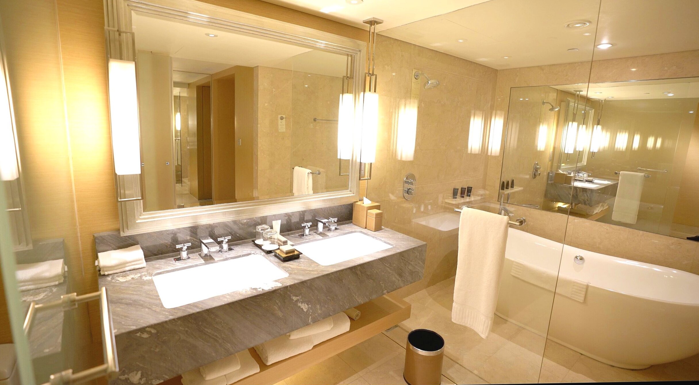 The luxurious bathroom 