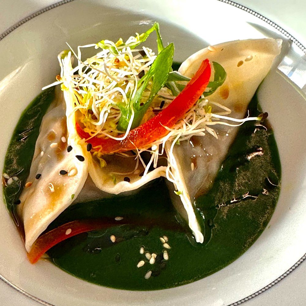Vegetable wontons in spinach coulis 
