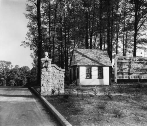 Entrance to Sequoyah Hills, circa 1925. Photo courtesey of Thompson Photo Collection, C.M. McClung Historical Collection, Knox County Library