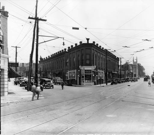 Broadway & Central, early 20th century. Photo courtesy of McClung Historical Collection. 