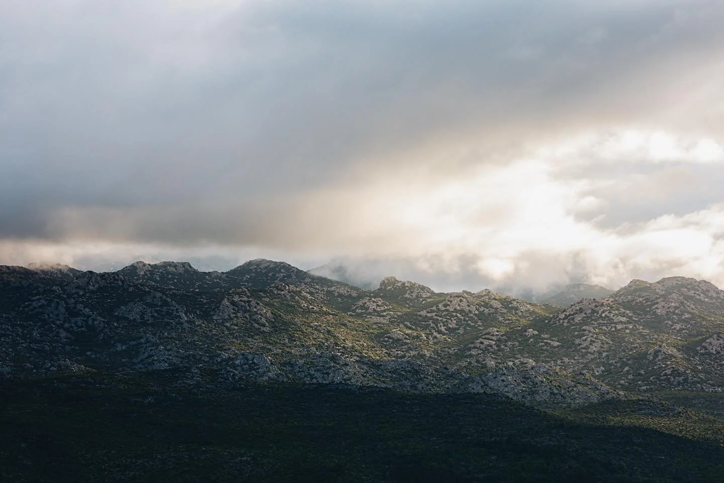 Mountains and water. Using the momentum of the boat to paint with the camera. 🇭🇷