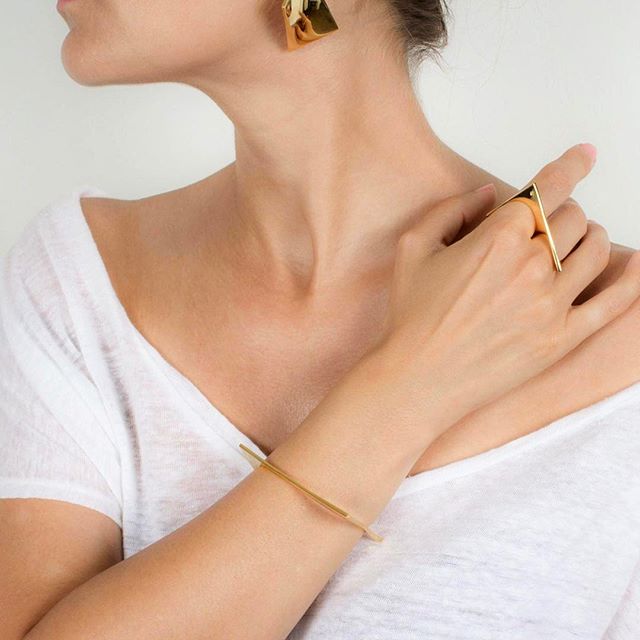 ✨ Monday Minimalism ✨⠀
Featuring our Torsion collection⠀
.⠀
.⠀
.⠀
.⠀
.⠀
⠀
#XrJewelry #jewelry #doublering #bangel #earrings #shop #fashion #trends #fashionjewelry #fashionbloggers #stylebloggers #spring #style #instastyle #OOTD #instagood #instashop 