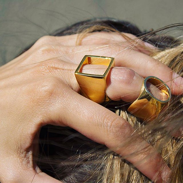 Mixing shapes because why not? 😎⠀
Hint: This is the same ring! ⠀
✨ Two looks in one ✨⠀
.⠀
.⠀
.⠀
.⠀
.⠀
#XrJewelry #jewelry #rings #twoinone #geometric #shapes  #shop #fashion #trends love #fashionjewelry #fashionbloggers #stylebloggers #spring #style