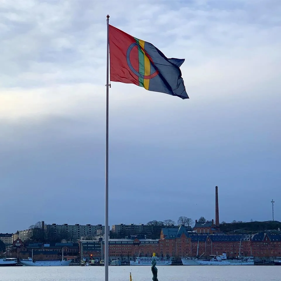 Den samiska flaggan antogs vid samekonferensen i Åre den 15 augusti 1986.