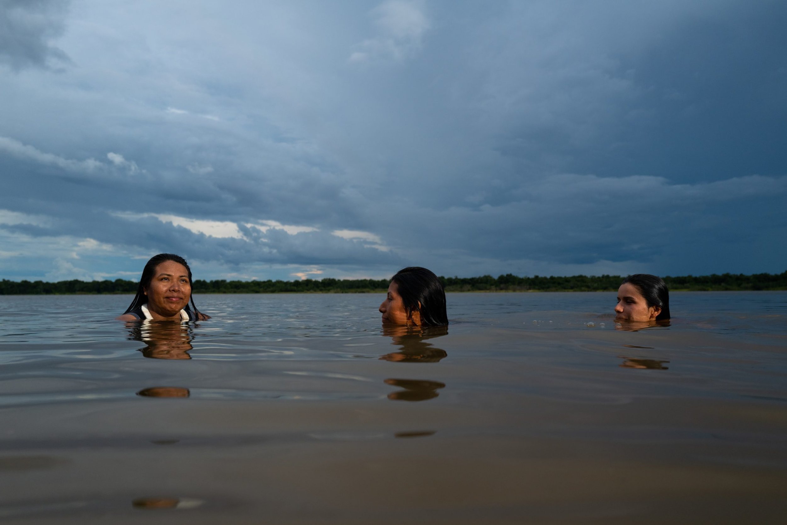  Simmar i Xingufloden. Från vänster: Mayalú, Irepoti och Nina. Foto: Alice Aedy.    
