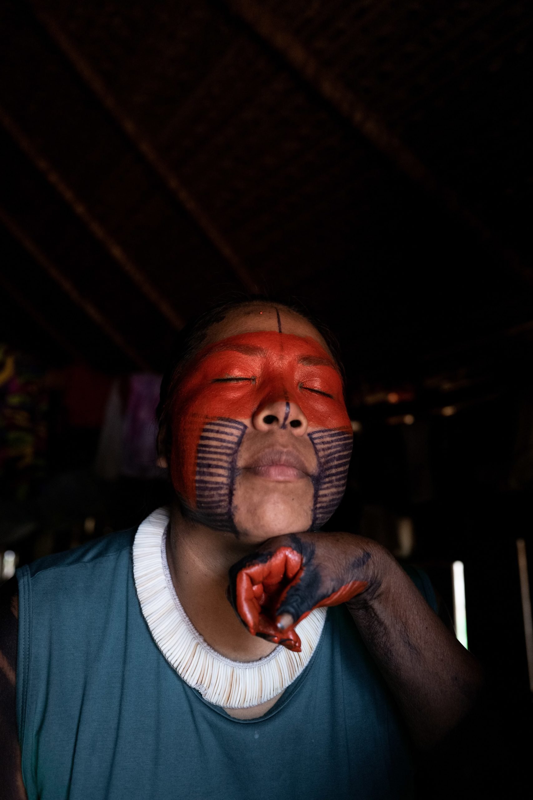  Mayalú får sitt ansikte målat med Achiote av en äldre kvinna från Metuktiresamhället. Foto: Alice Aedy 