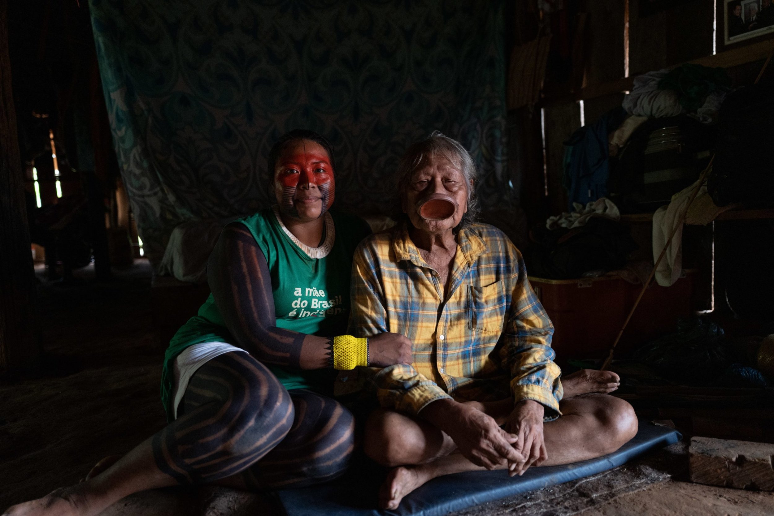  Mayalú med sin farfar/morfar Cacique Raoni, en historisk ledare för Kayapó Mebengokrefolket i Xinguområdet. Foto: Alice Aedy.    