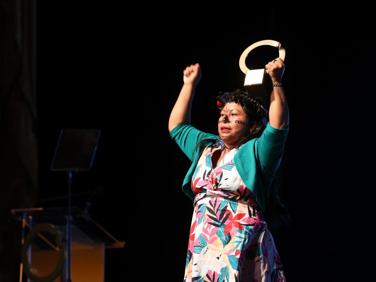 V&Auml;LF&Ouml;RTJ&Auml;NT MILJ&Ouml;PRIS TILL URFOLKSLEDARE 💚

Alessandra Korap Munduruku, ledare f&ouml;r Mundurukufolket fr&aring;n brasilianska Amazonas, har tilldelats det prestigefyllda Goldman Environmental Prize som ett erk&auml;nnande f&oum