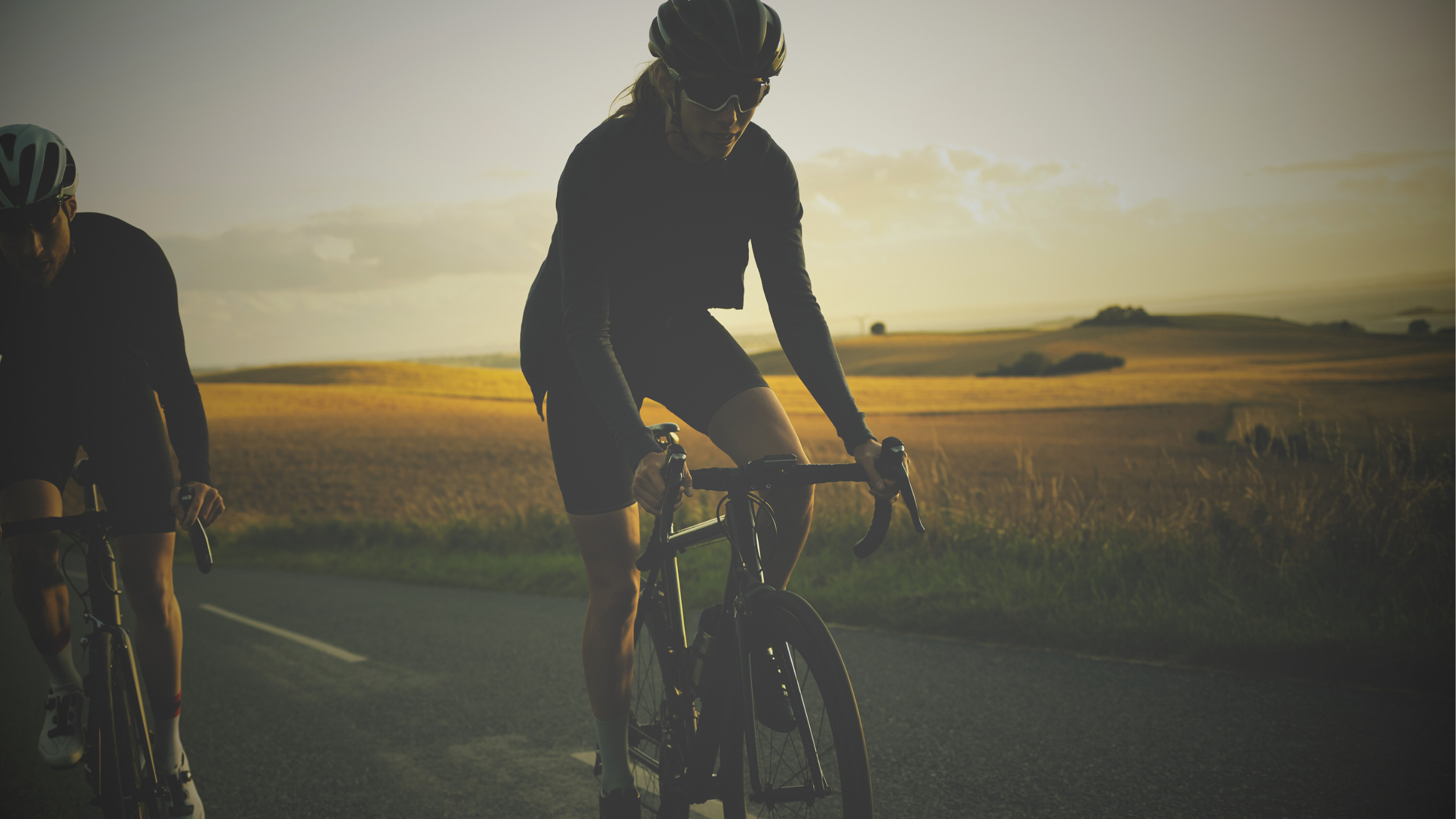 Woman cycling in desert. Locomotiv Coaching. Mental Fitness Coaching.