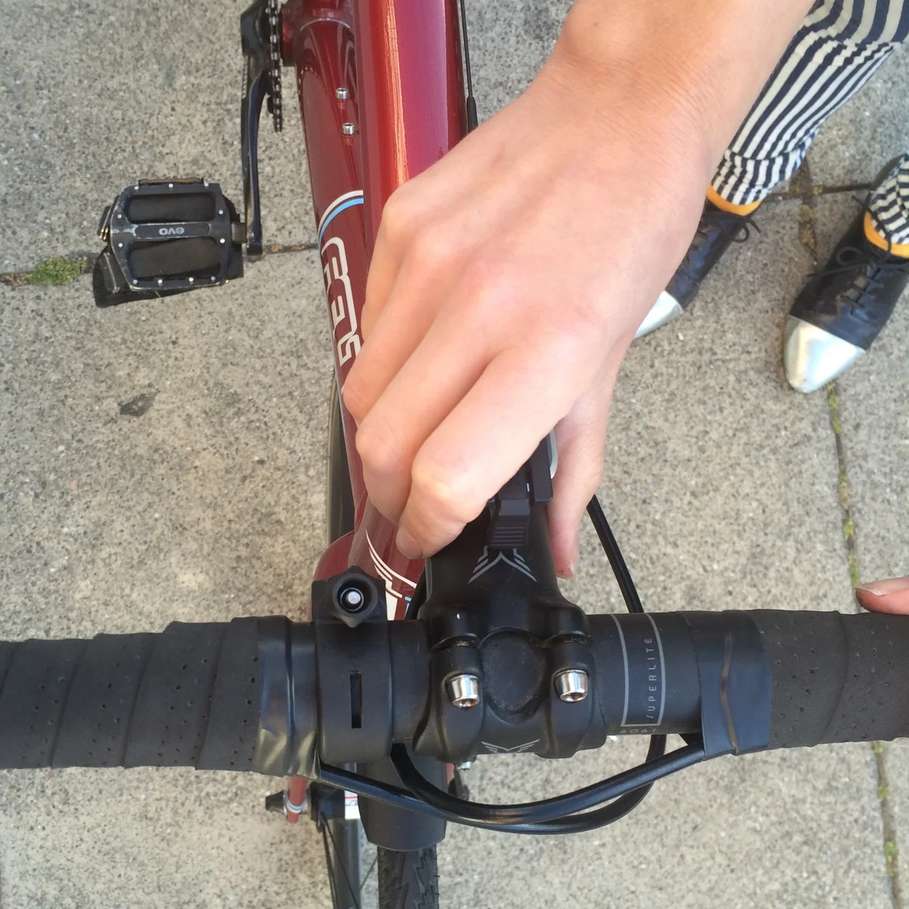Grab the part of your bike that your handlebars attach to (the stem) with your right hand. You will use this hand to control your bike while you're walking.
