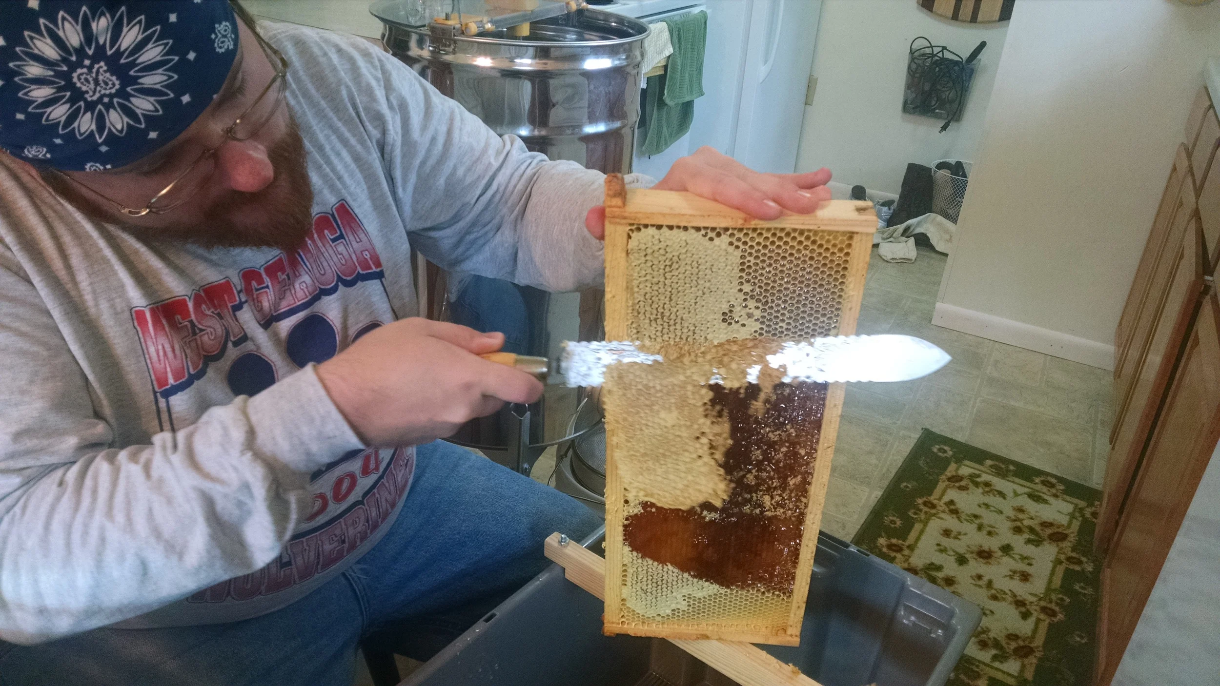 Uncapping knife in action.