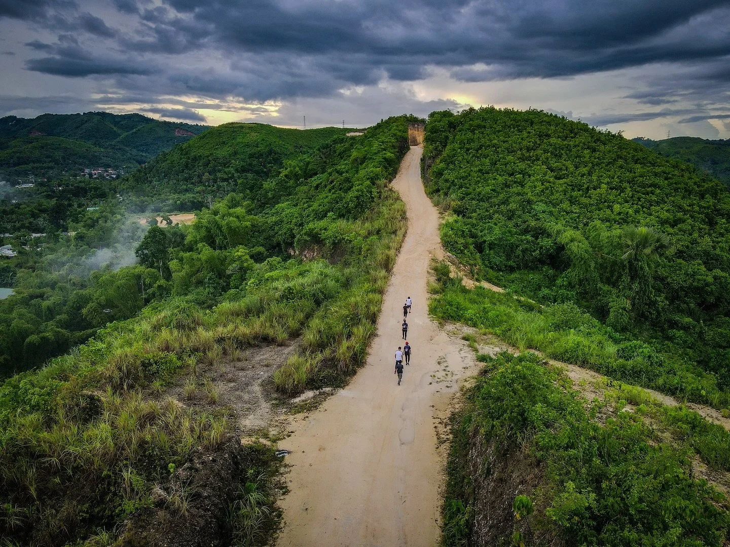 &ldquo;Loyalty is a two-way street. If I&rsquo;m asking for it from you, then you&rsquo;re getting it from me&rdquo;

#life #lessons #oyeah #thanks #harveyspecter #quote #drone #dji #snakeroad #ph #ubec #trailrun #family