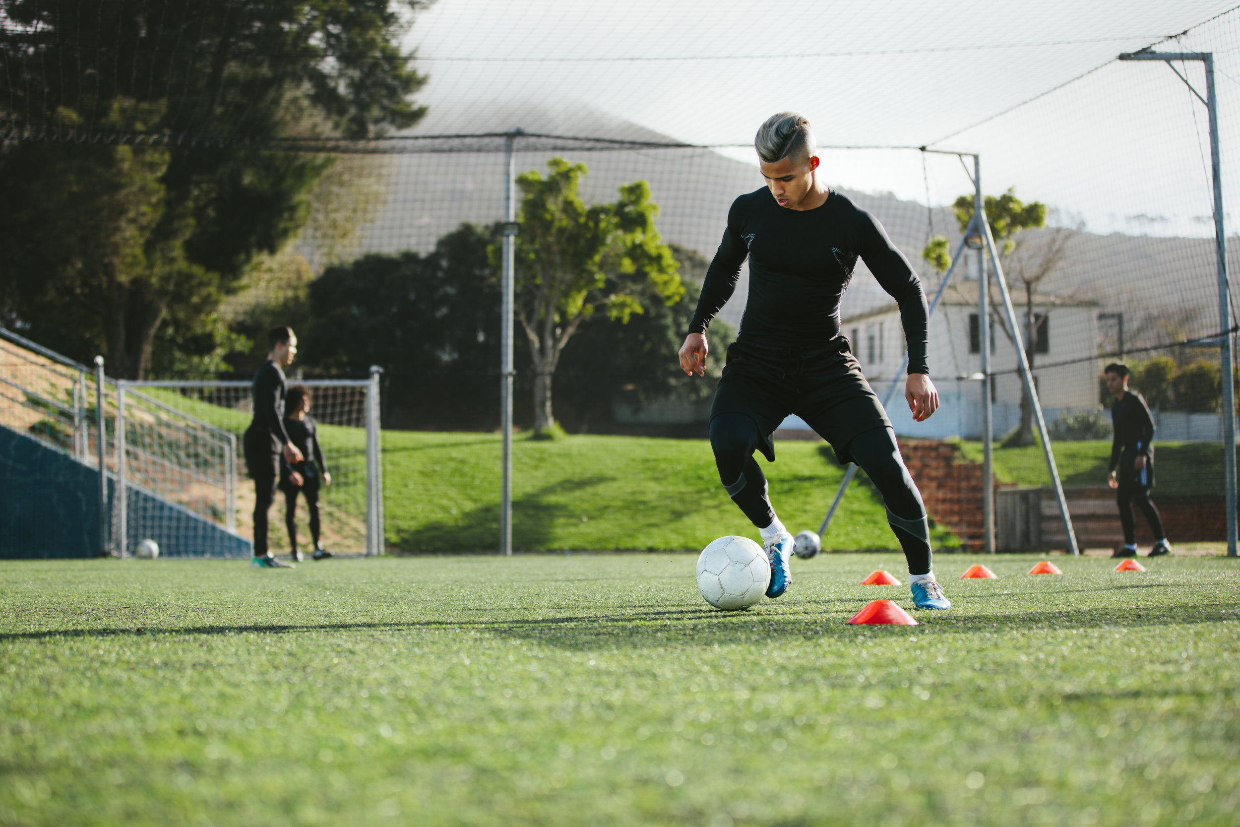 Футбол на белом фоне. Фотосессия футболистов. Футболист пинает мяч. The best soccer player. Два футболиста на белом фоне.