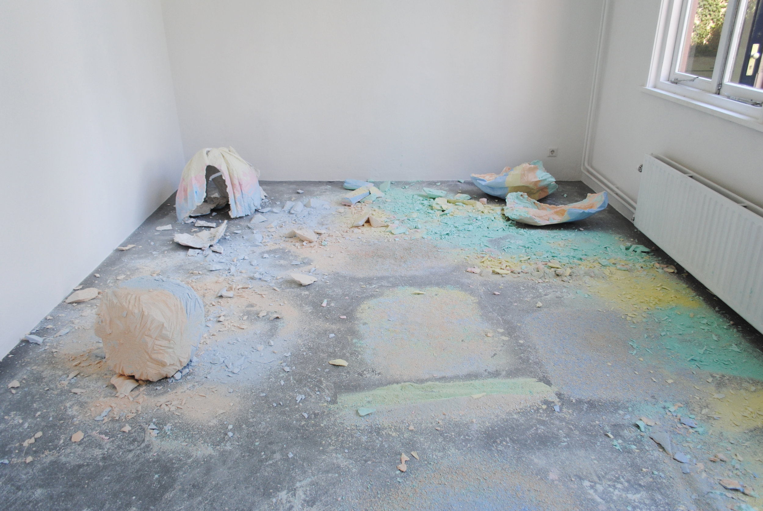 Chalk-powder - Colored chalk, various chalks are reduced by a big grater, 400 x 300 cm, Jan Naaijkensprijs, Kunstpodium T, Tilburg, 2014