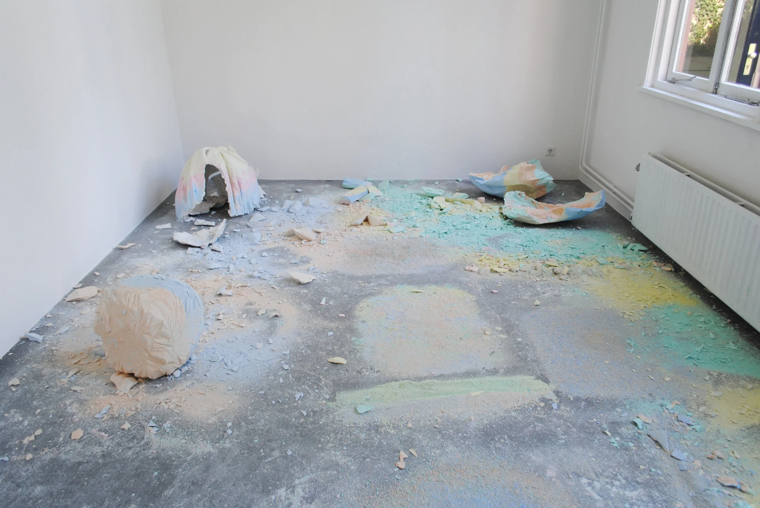 Chalk-powder - Colored chalk, various chalks are reduced by a big grater, 400 x 300 cm, Jan Naaijkensprijs, Kunstpodium T, Tilburg, 2014
