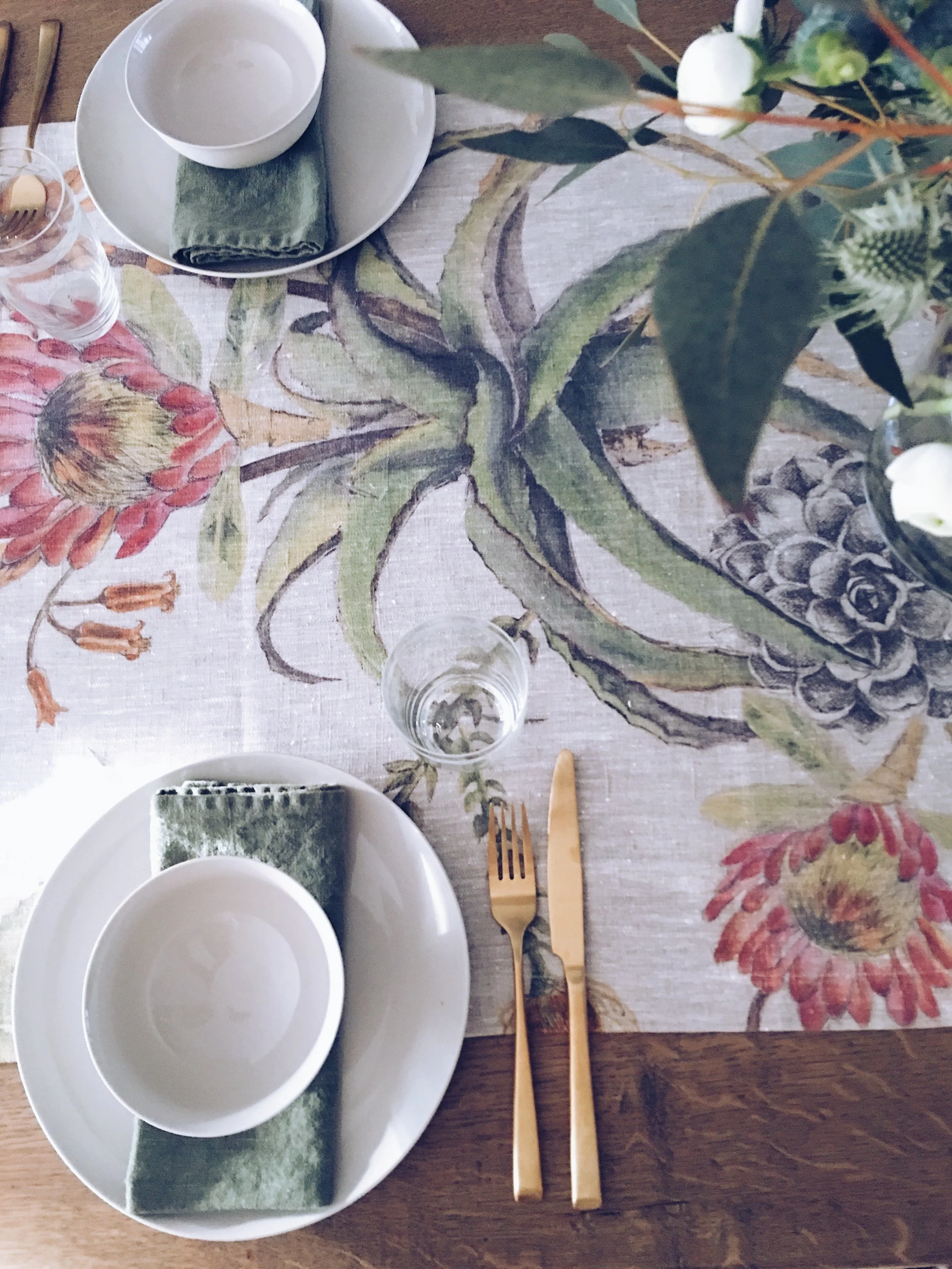 Tablescape- plates and bowls courtesy of @botanyshope5