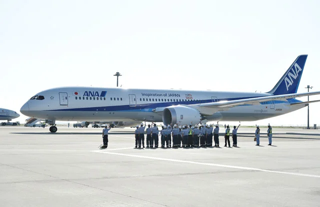 Inspired to wave. (image credit: AviationWire )